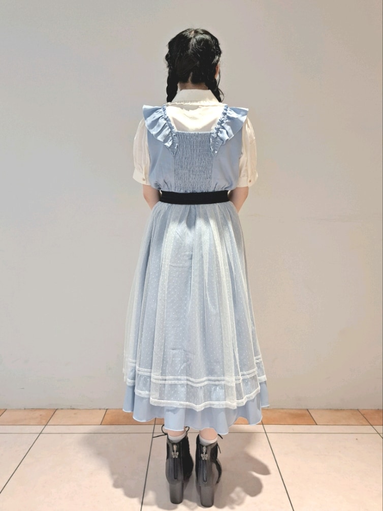 ホワイト系のシャツ/ブラウス、ブルー系のワンピース、ブラック系のブーツを着用したレディースの夏コーディネートの2枚目の写真