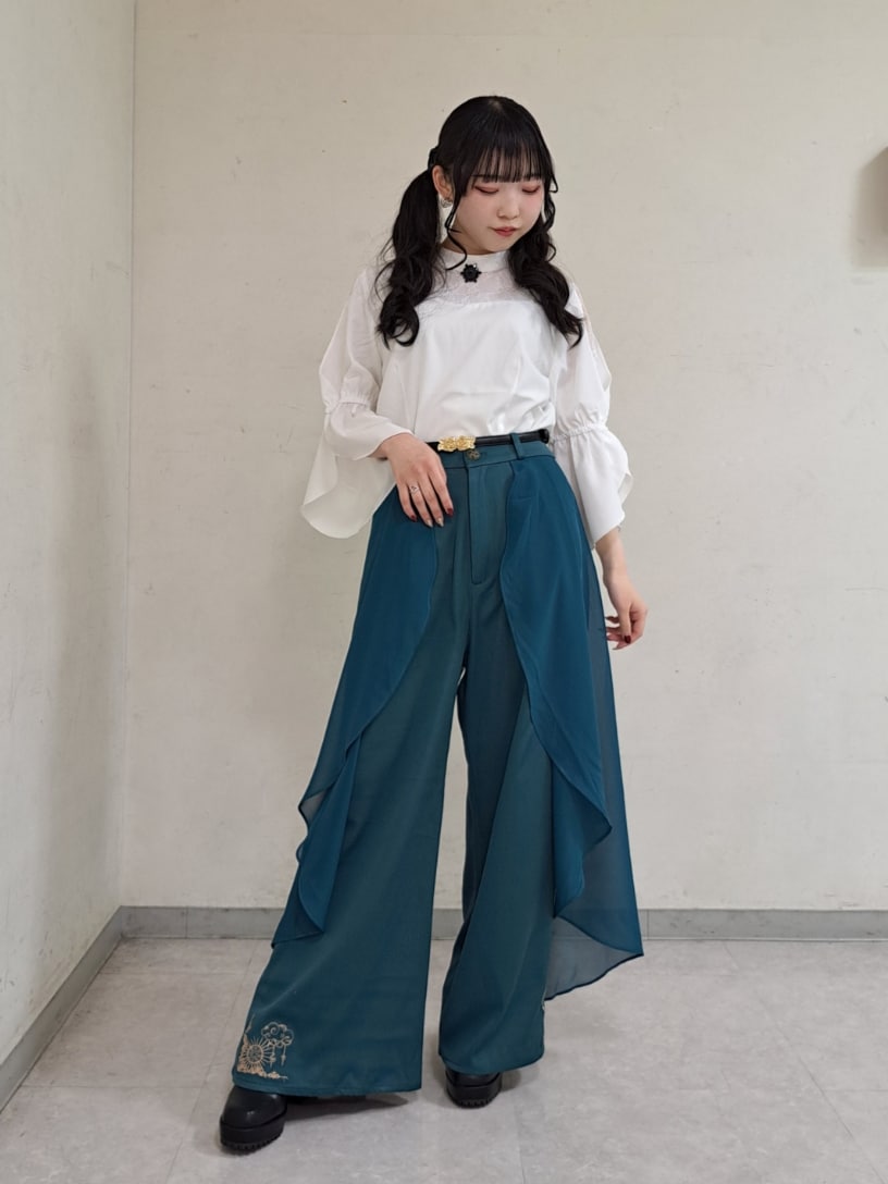 「axes femme、axes femme POETIQUE、キレイめカジュアル、大人かわいい、おでかけコーデ、おしゃれさんと繋がりたい、初夏コーデ、女子会コーデ、着回しコーデ、フレアパンツ、148cmコーデ」|「axes femme POETIQUEのブローチ付フレア袖ブラウス(シャツ/ブラウス、ホワイト系)」を使った、こだまさん(レディース・148cm)の春コーディネートの2枚目の写真