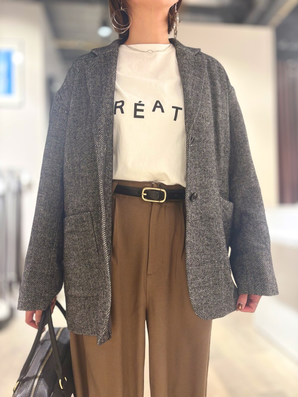 ブラウン系のその他パンツ、ホワイト系のTシャツ/カットソー、ブラック系のチェスターコートを着用したレディースの秋コーディネートの4枚目の写真