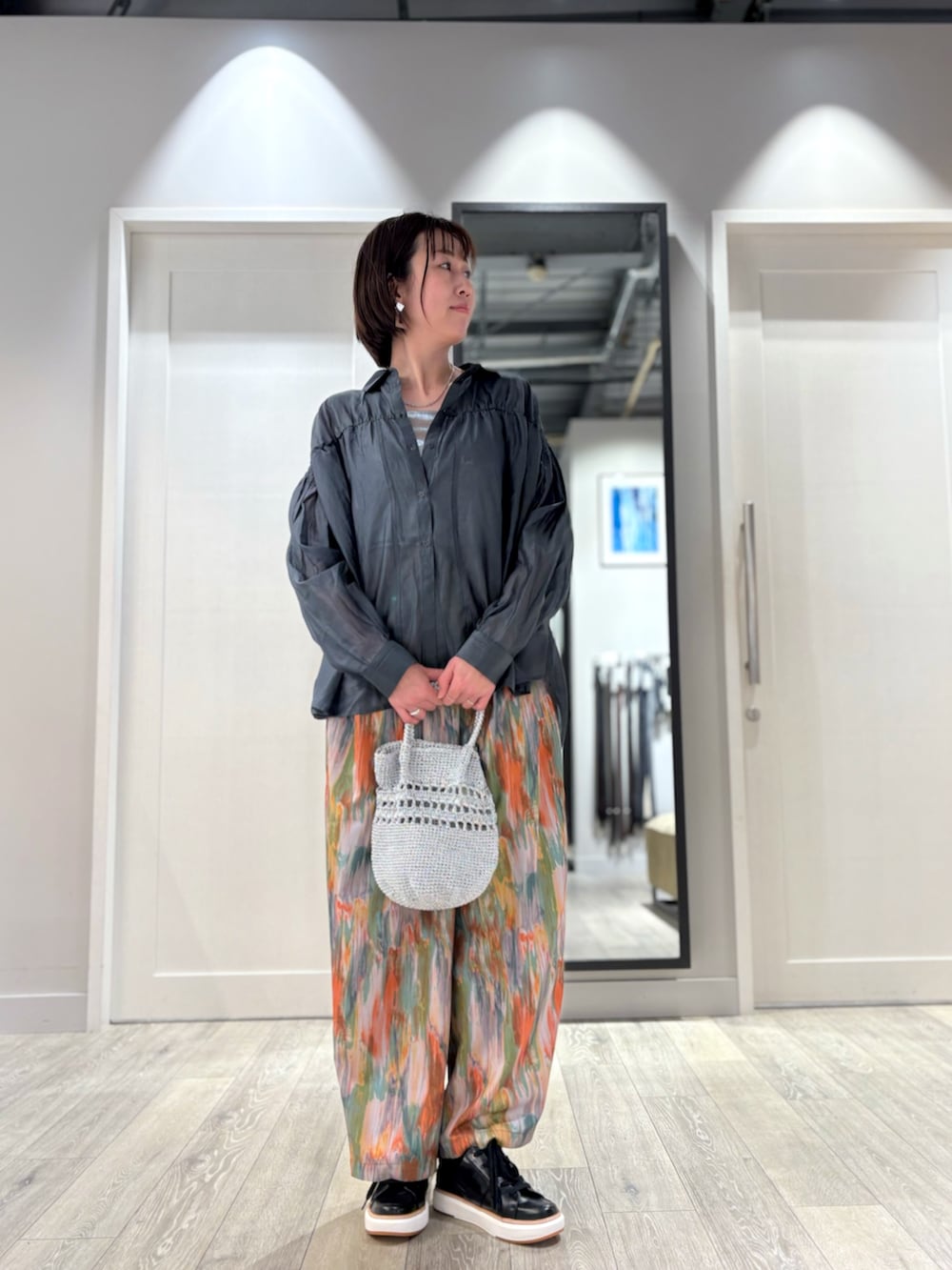グレー系のシャツ/ブラウス、グレー系のタンクトップ、オレンジ系のその他パンツを着用したレディースの春コーディネートの2枚目の写真