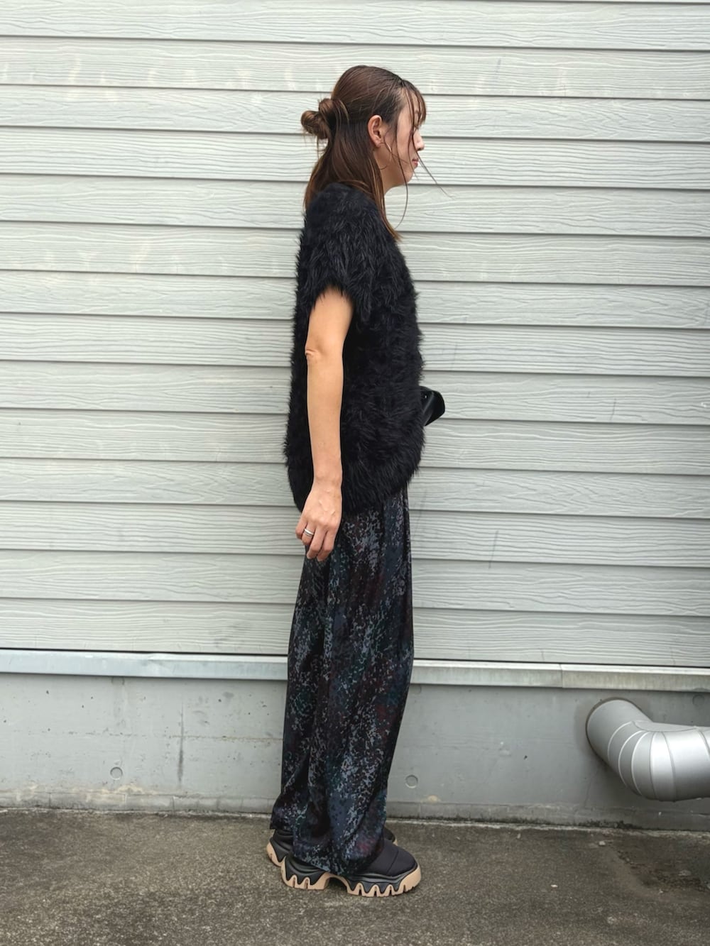 ブラック系のニット/セーター、その他のその他パンツ、グレー系のキャミソールを着用したレディースの秋コーディネートの2枚目の写真