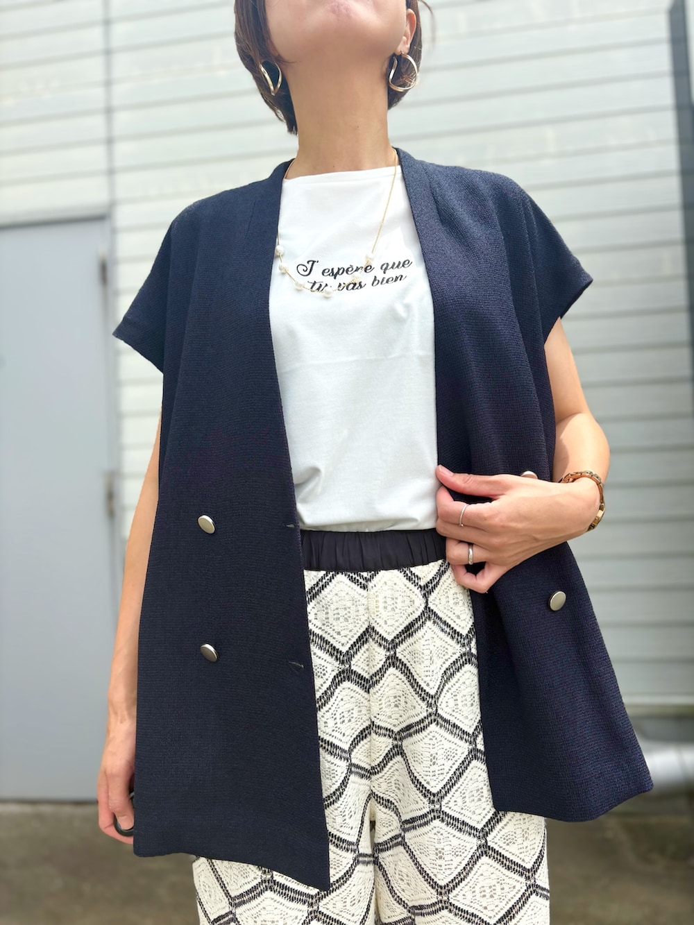 「ロゴT、白Tシャツ、夏服コーデ、オトナ女子、シンプルスタイル、ジャケット、オーバーサイズ、レースパンツ、レース、おしゃれさんと繋がりたい、オトナカジュアル、サマージャケット、サマーツィード、刺繍、刺繍Tシャツ」｜「abahouse mavieの【セットアップ対応】レースイージーストレートパンツ（その他パンツ、ホワイト系）」を使った、yoshidaさん（レディース・166cm）の夏コーディネートの3枚目の写真