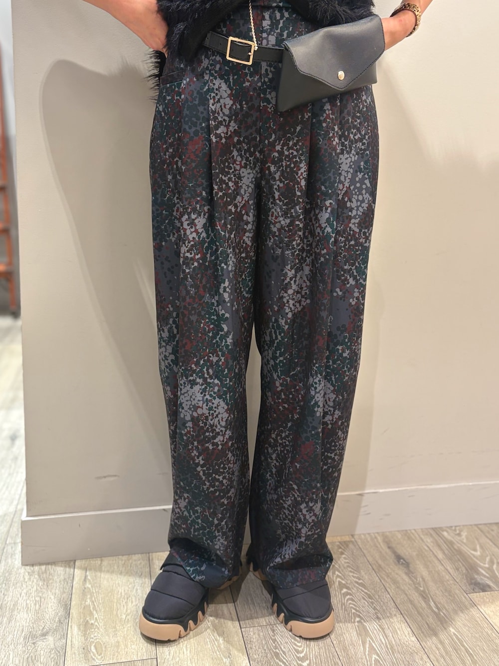 ブラック系のニット/セーター、その他のその他パンツ、グレー系のキャミソールを着用したレディースの秋コーディネートの5枚目の写真