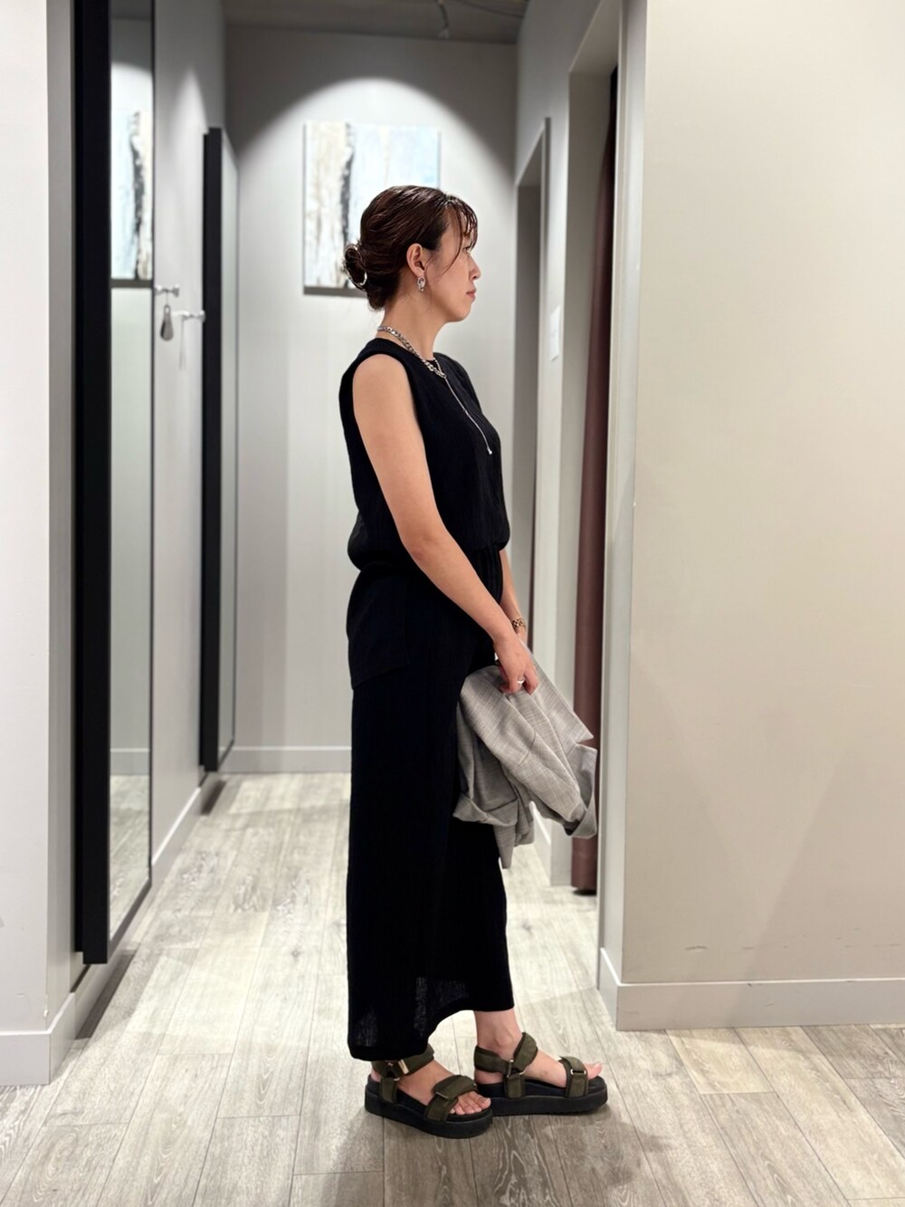 ブラック系のシャツ/ブラウス、ブラック系のスカート、グレー系のテーラードジャケットを着用したレディースの夏コーディネートの2枚目の写真