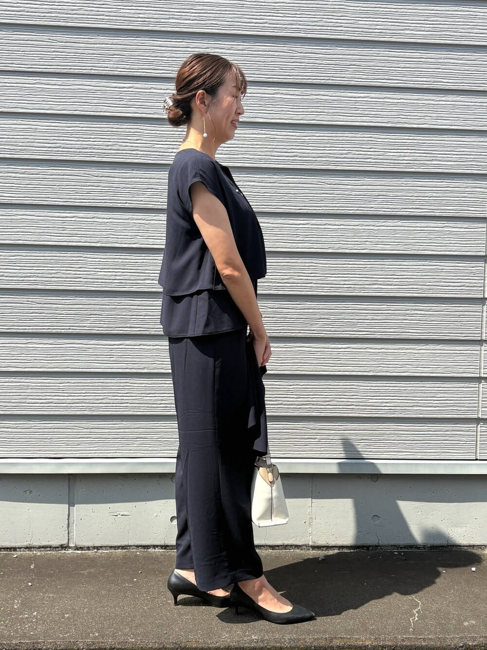 ブルー系のシャツ/ブラウス、ブルー系のノーカラージャケット、ブルー系のその他パンツを着用したレディースの夏コーディネートの2枚目の写真
