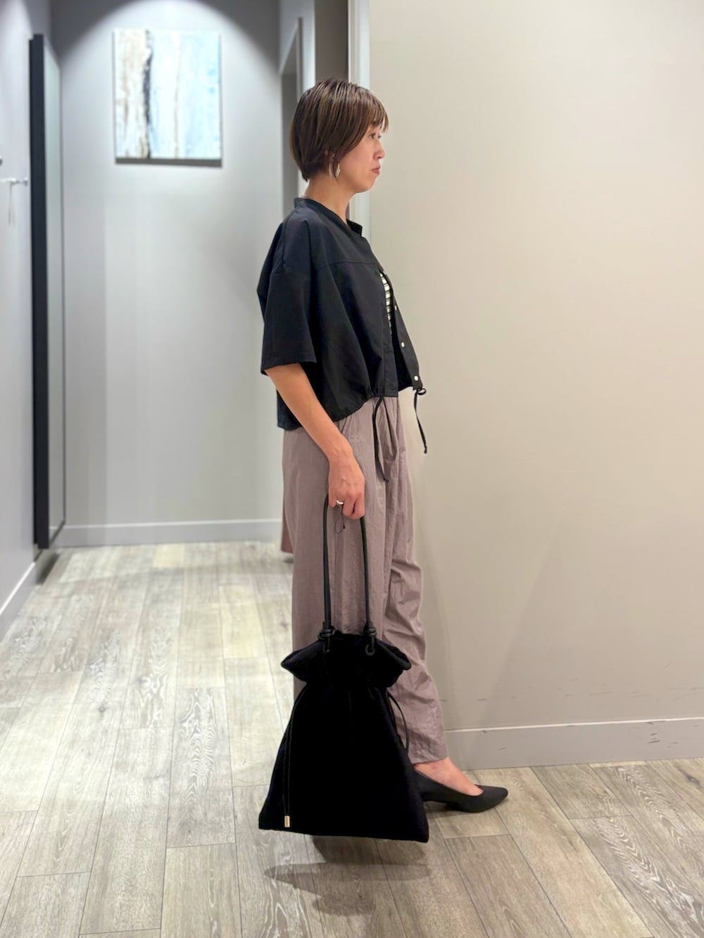 グレー系のその他パンツ、ホワイト系のタンクトップ、ブラック系のシャツ/ブラウスを着用したレディースの夏コーディネートの2枚目の写真