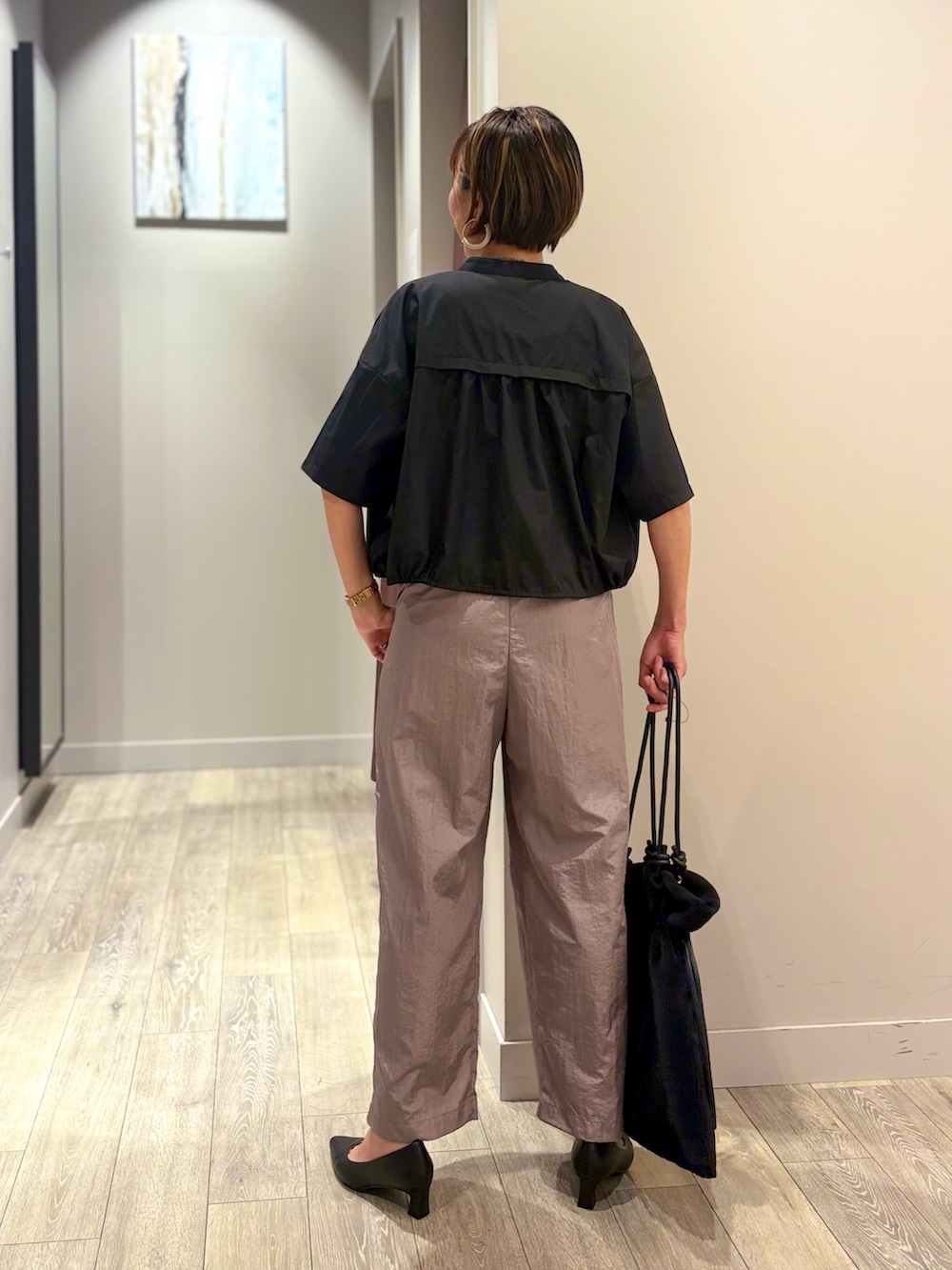 グレー系のその他パンツ、ホワイト系のタンクトップ、ブラック系のシャツ/ブラウスを着用したレディースの夏コーディネートの3枚目の写真