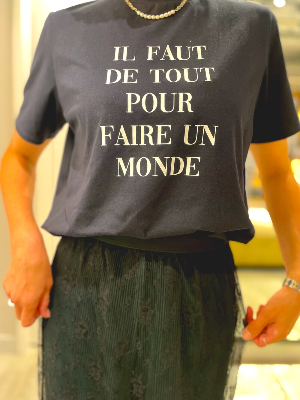 グリーン系のその他パンツ、ブラック系のスカート、ブルー系のTシャツ/カットソーを着用したレディースの夏コーディネートの3枚目の写真