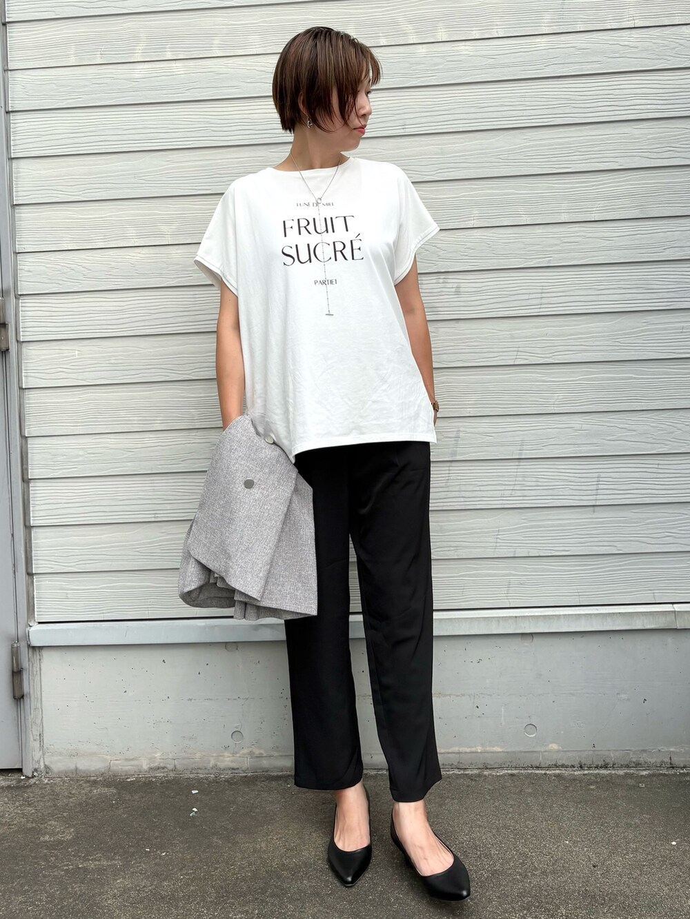 ベージュ系のノーカラージャケット、ブラック系のその他パンツ、シルバー系のネックレスを着用したレディースの夏コーディネートの7枚目の写真