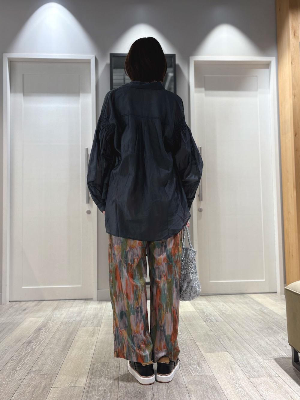 グレー系のシャツ/ブラウス、グレー系のタンクトップ、オレンジ系のその他パンツを着用したレディースの春コーディネートの3枚目の写真