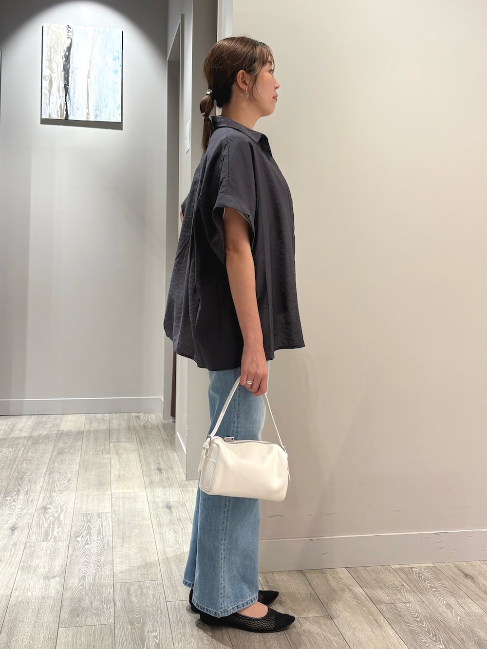 ブルー系のデニムパンツ、グレー系のシャツ/ブラウス、ホワイト系のTシャツ/カットソーを着用したレディースの夏コーディネートの2枚目の写真