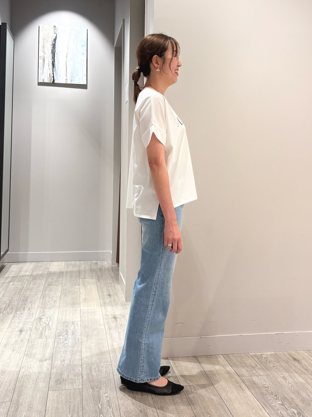 ブルー系のデニムパンツ、グレー系のシャツ/ブラウス、ホワイト系のTシャツ/カットソーを着用したレディースの夏コーディネートの5枚目の写真