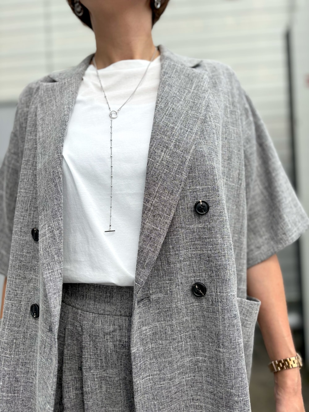 ホワイト系のTシャツ/カットソー、ブラック系のその他パンツ、ブラック系のテーラードジャケットを着用したレディースの夏コーディネートの5枚目の写真