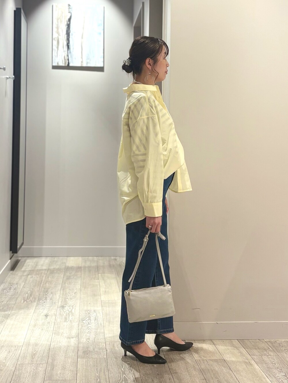ブルー系のデニムパンツ、ホワイト系のTシャツ/カットソー、ベージュ系のシャツ/ブラウスを着用したレディースの冬コーディネートの2枚目の写真