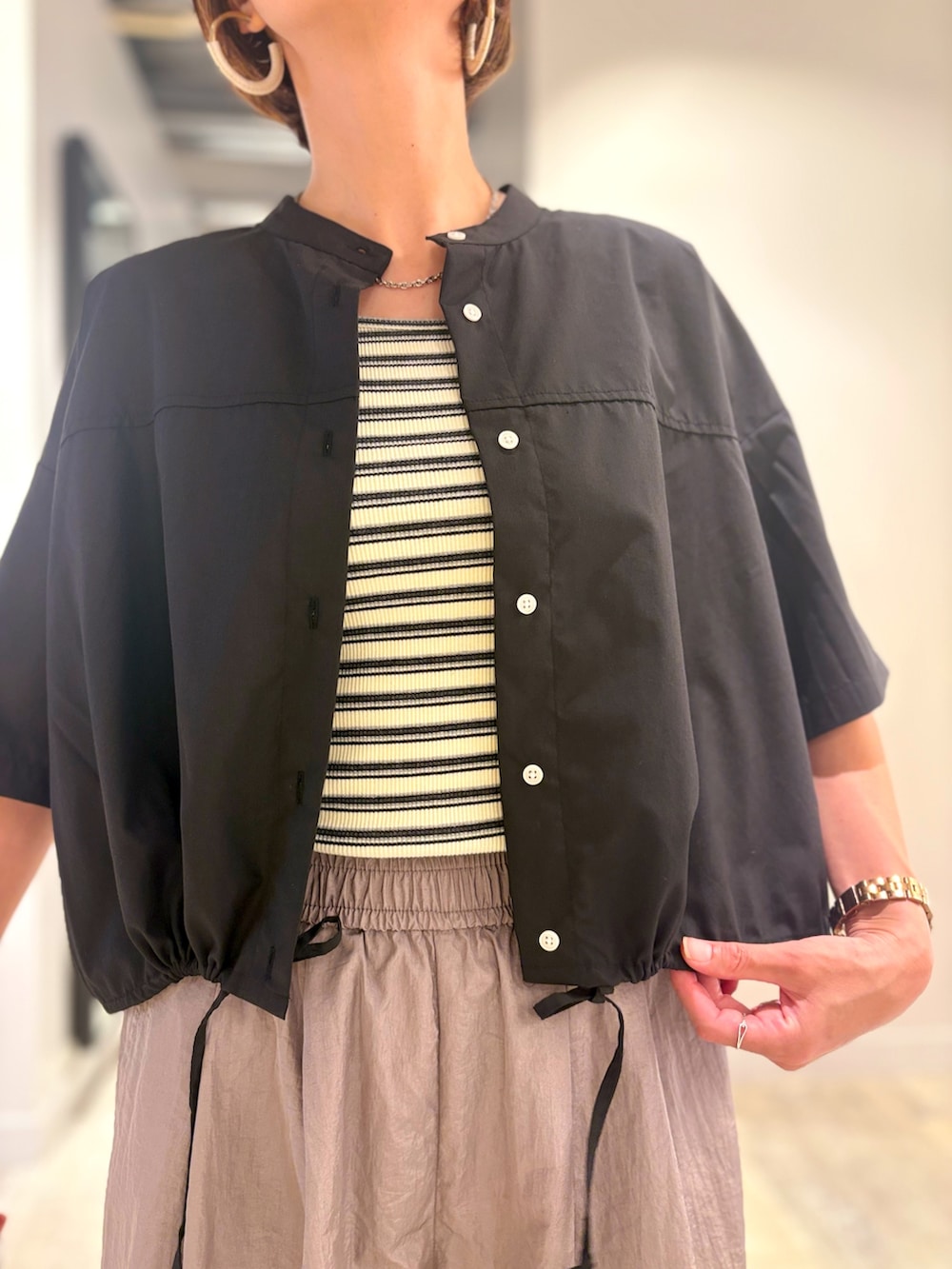 グレー系のその他パンツ、ホワイト系のタンクトップ、ブラック系のシャツ/ブラウスを着用したレディースの夏コーディネートの4枚目の写真