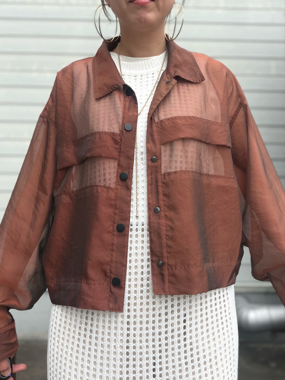 ブラウン系のブルゾン、ホワイト系のTシャツ/カットソー、ホワイト系のワンピースを着用したレディースの夏コーディネートの4枚目の写真