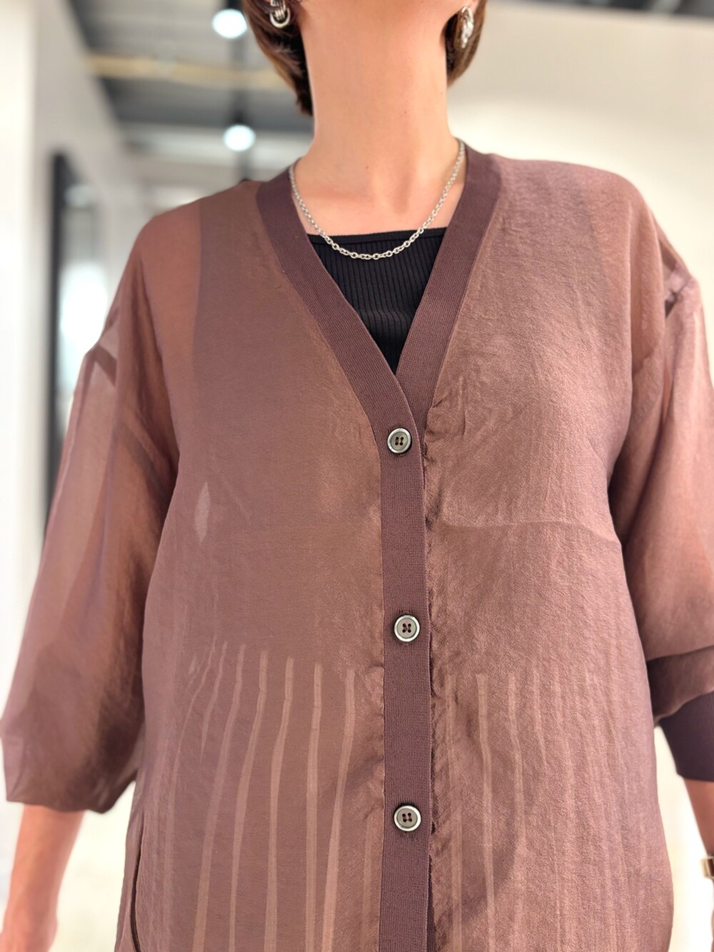 その他のスカート、ブラウン系のカーディガン/ボレロ、ブラック系のタンクトップを着用したレディースの夏コーディネートの3枚目の写真