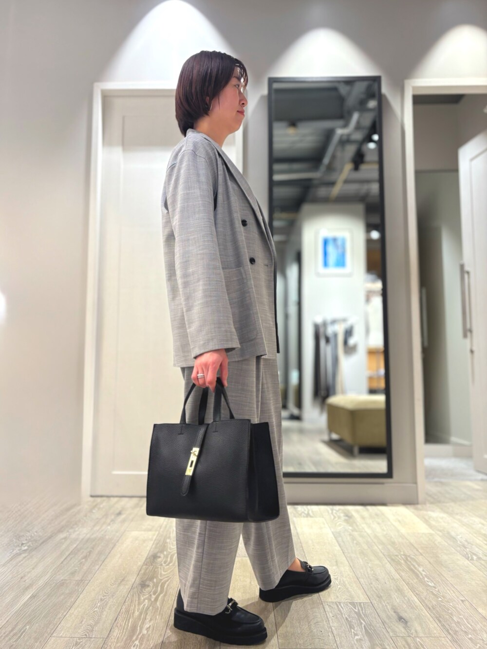 グレー系のテーラードジャケット、グレー系のその他パンツ、ホワイト系のTシャツ/カットソーを着用したレディースの冬コーディネートの2枚目の写真