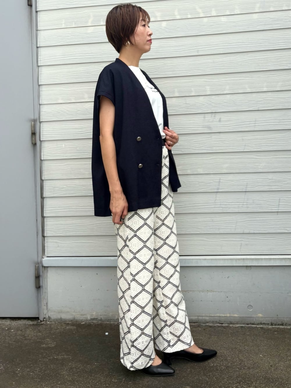 「ロゴT、白Tシャツ、夏服コーデ、オトナ女子、シンプルスタイル、ジャケット、オーバーサイズ、レースパンツ、レース、おしゃれさんと繋がりたい、オトナカジュアル、サマージャケット、サマーツィード、刺繍、刺繍Tシャツ」｜「abahouse mavieの【セットアップ対応】レースイージーストレートパンツ（その他パンツ、ホワイト系）」を使った、yoshidaさん（レディース・166cm）の夏コーディネートの2枚目の写真