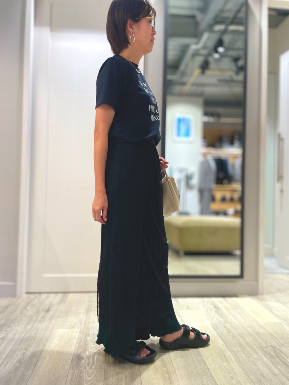 グリーン系のその他パンツ、ブラック系のスカート、ブルー系のTシャツ/カットソーを着用したレディースの夏コーディネートの2枚目の写真