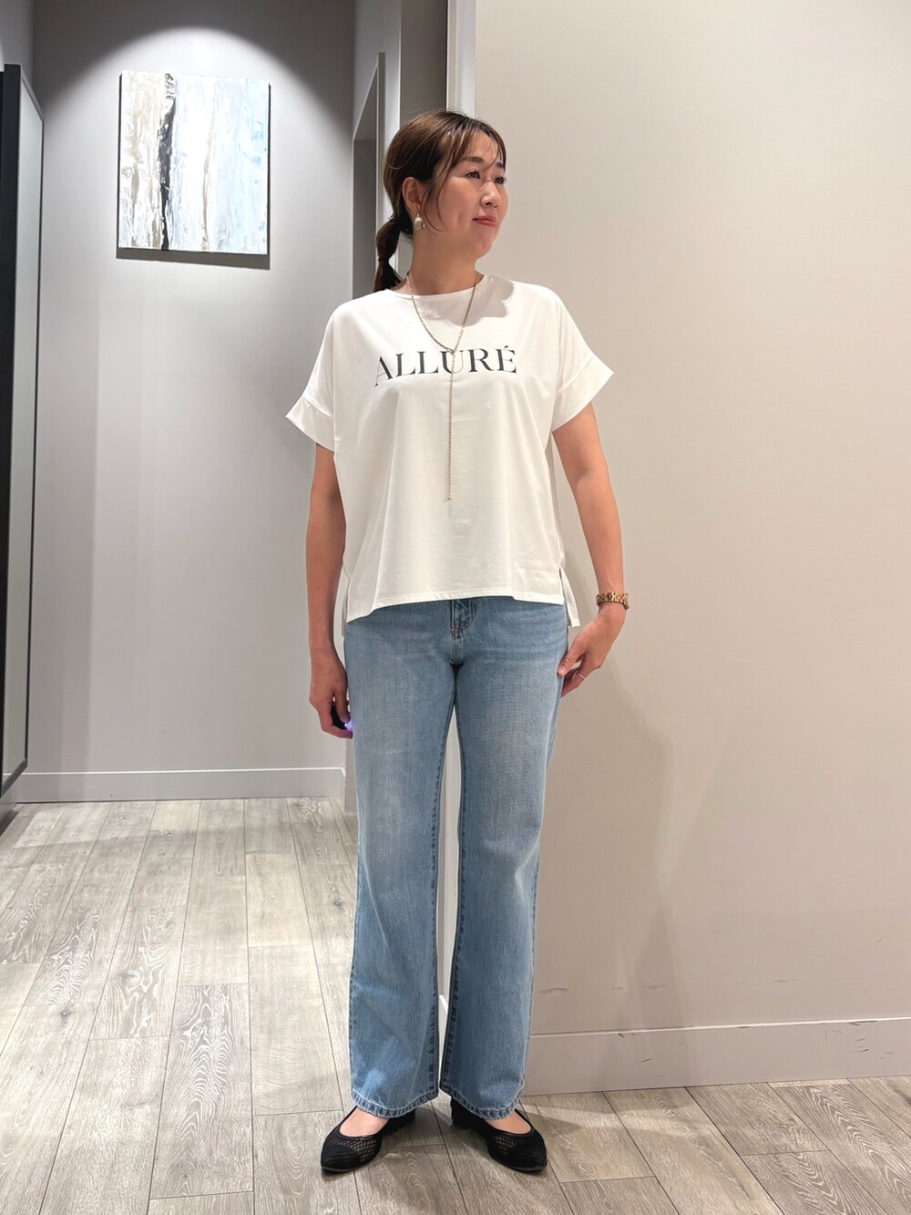 ブルー系のデニムパンツ、グレー系のシャツ/ブラウス、ホワイト系のTシャツ/カットソーを着用したレディースの夏コーディネートの4枚目の写真