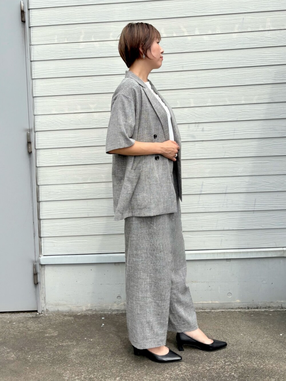 ホワイト系のTシャツ/カットソー、ブラック系のその他パンツ、ブラック系のテーラードジャケットを着用したレディースの夏コーディネートの4枚目の写真