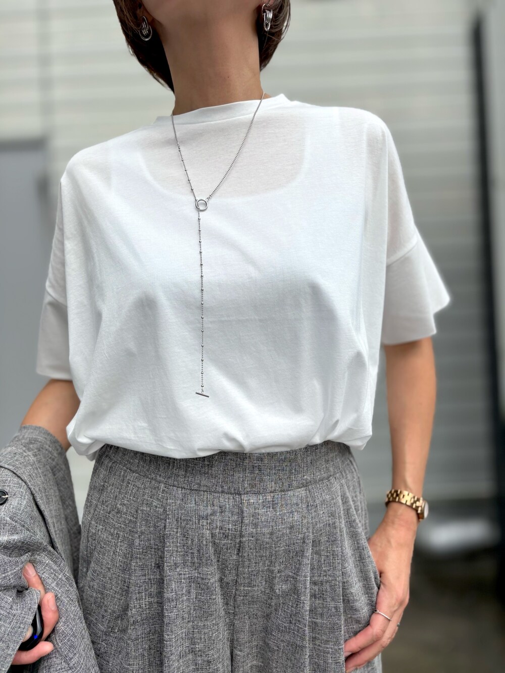 ホワイト系のTシャツ/カットソー、ブラック系のその他パンツ、ブラック系のテーラードジャケットを着用したレディースの夏コーディネートの2枚目の写真