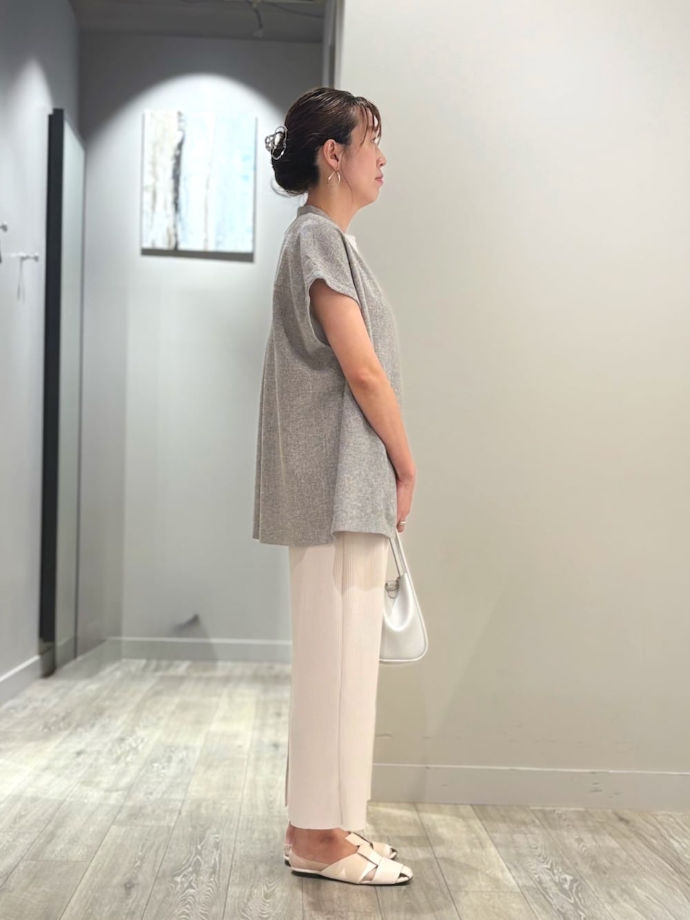 「デートコーデ、大人女子、キレイめカジュアル、シンプルカジュアル、夏服コーデ、最近のいい感じコーデ、おしゃれさんと繋がりたい、オトナカジュアル、オーバーサイズ、ジャケット、ジャケットスタイル、スカート、タイトスカート、フレンチスリーブ、ノースリーブ」｜「abahouse mavieのライトツィードフレンチジャケット/春服/夏服（ノーカラージャケット、ベージュ系）」を使った、yoshidaさん（レディース・166cm）の夏コーディネートの2枚目の写真