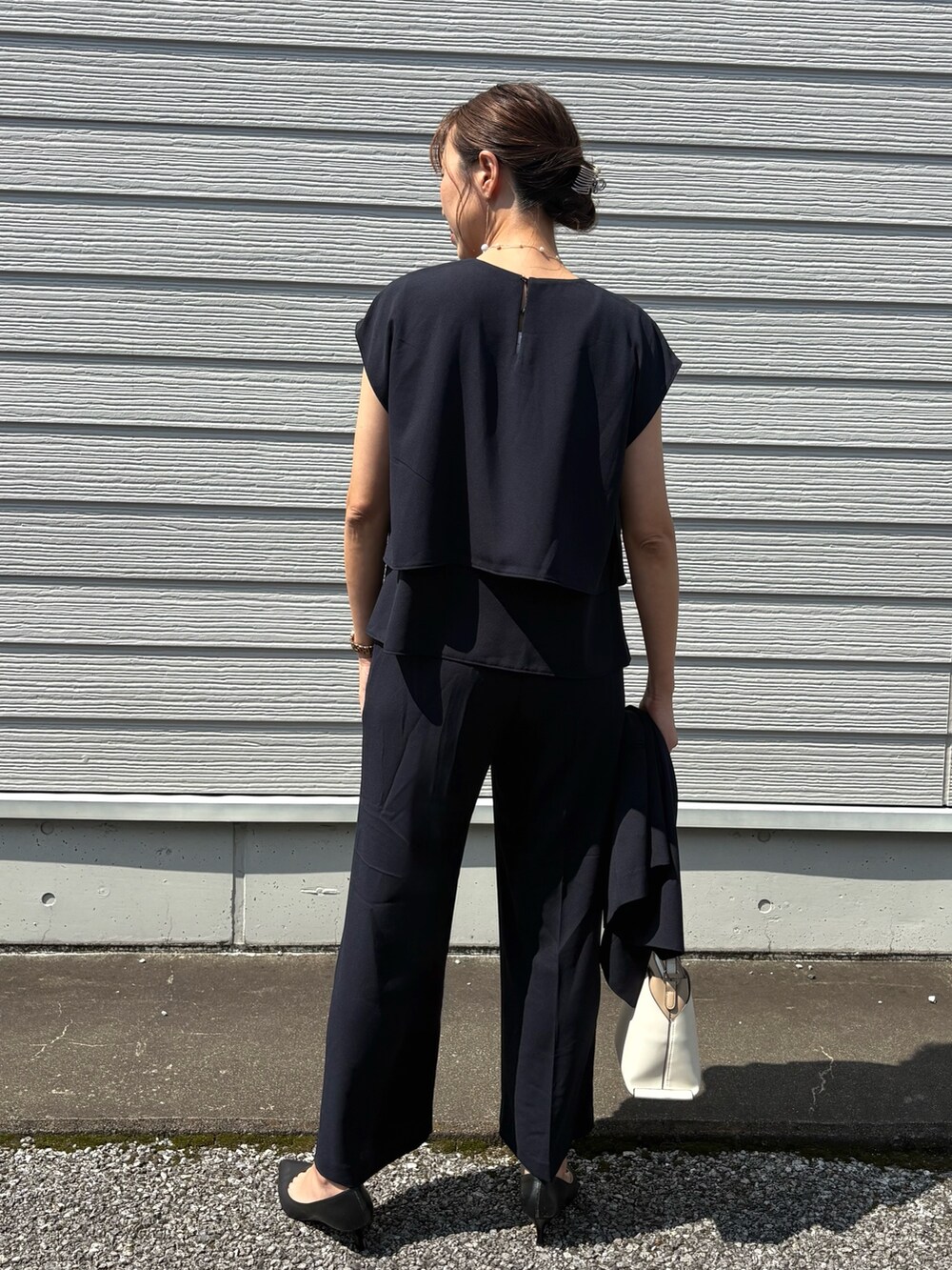 ブルー系のシャツ/ブラウス、ブルー系のノーカラージャケット、ブルー系のその他パンツを着用したレディースの夏コーディネートの3枚目の写真