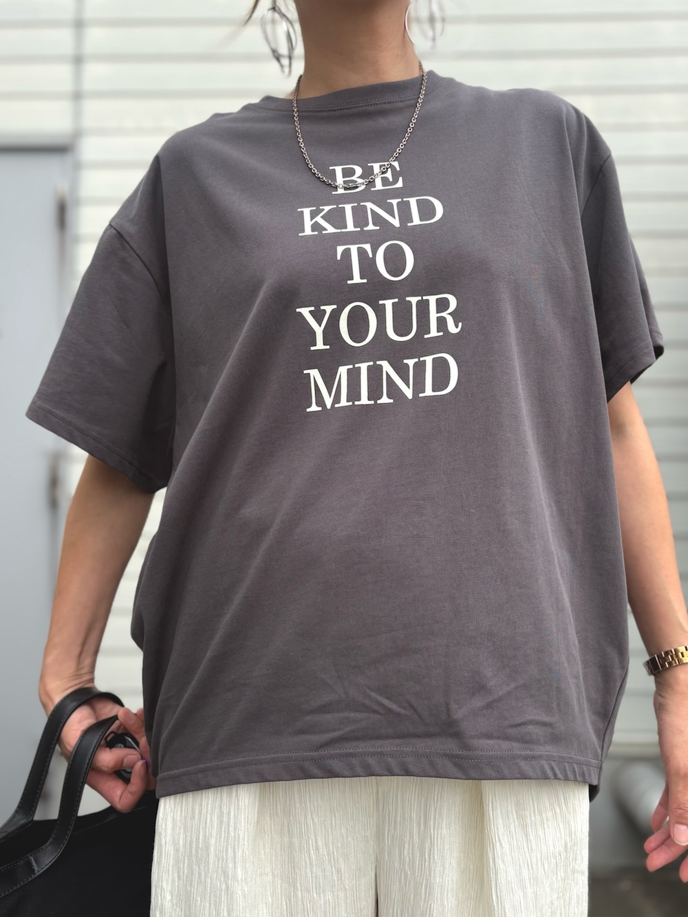 グレー系のTシャツ/カットソー、ホワイト系のその他パンツ、ブラック系のトートバッグを着用したレディースの夏コーディネートの6枚目の写真