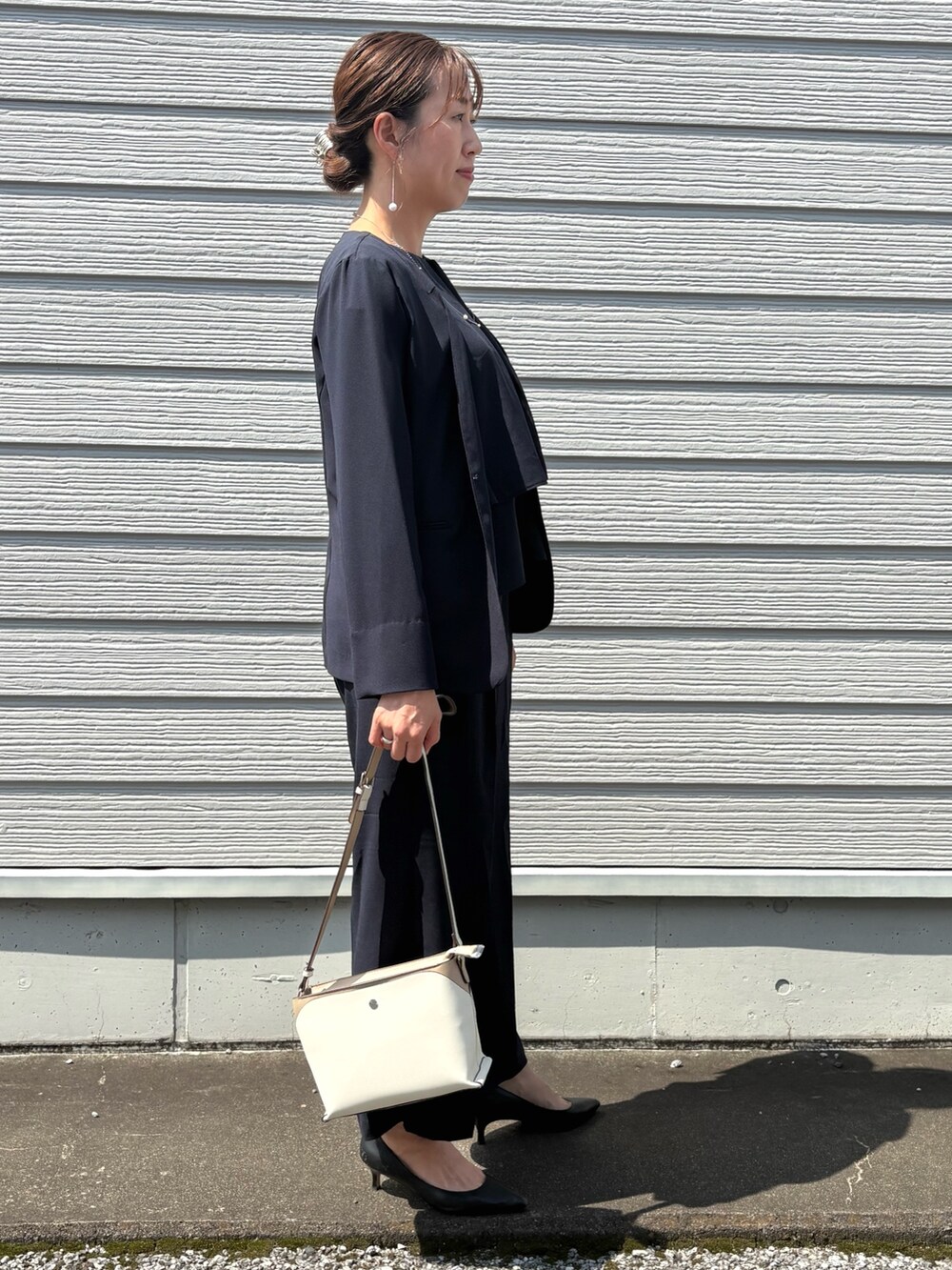 ブルー系のシャツ/ブラウス、ブルー系のノーカラージャケット、ブルー系のその他パンツを着用したレディースの夏コーディネートの6枚目の写真