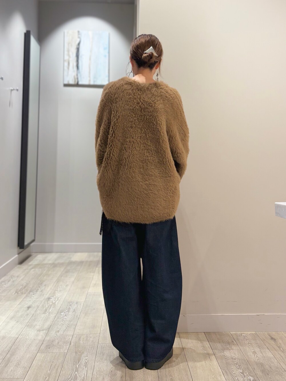 ブラウン系のブルゾン、ブラック系のキャミソール、グレー系のデニムパンツを着用したレディースの秋コーディネートの3枚目の写真