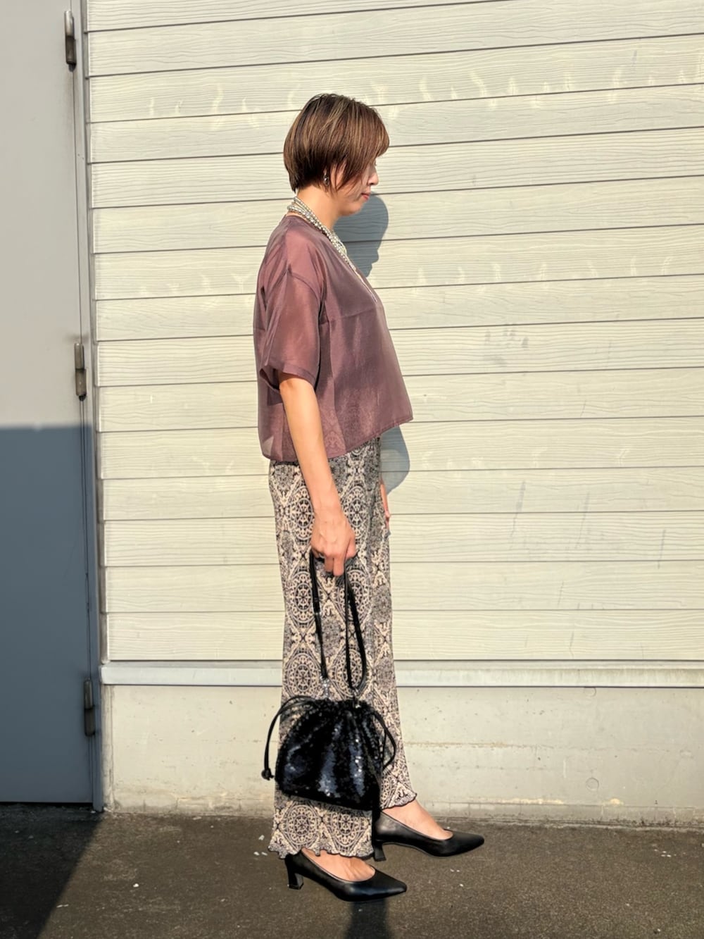 ブラウン系のシャツ/ブラウス、ブラック系のその他パンツを着用したレディースの夏コーディネートの2枚目の写真