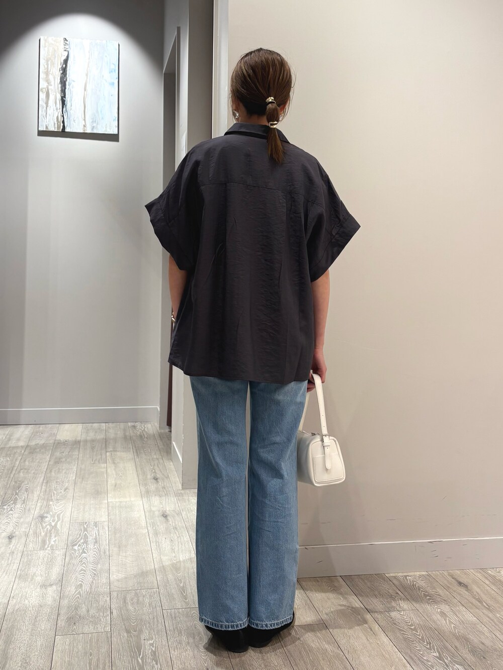 ブルー系のデニムパンツ、グレー系のシャツ/ブラウス、ホワイト系のTシャツ/カットソーを着用したレディースの夏コーディネートの3枚目の写真