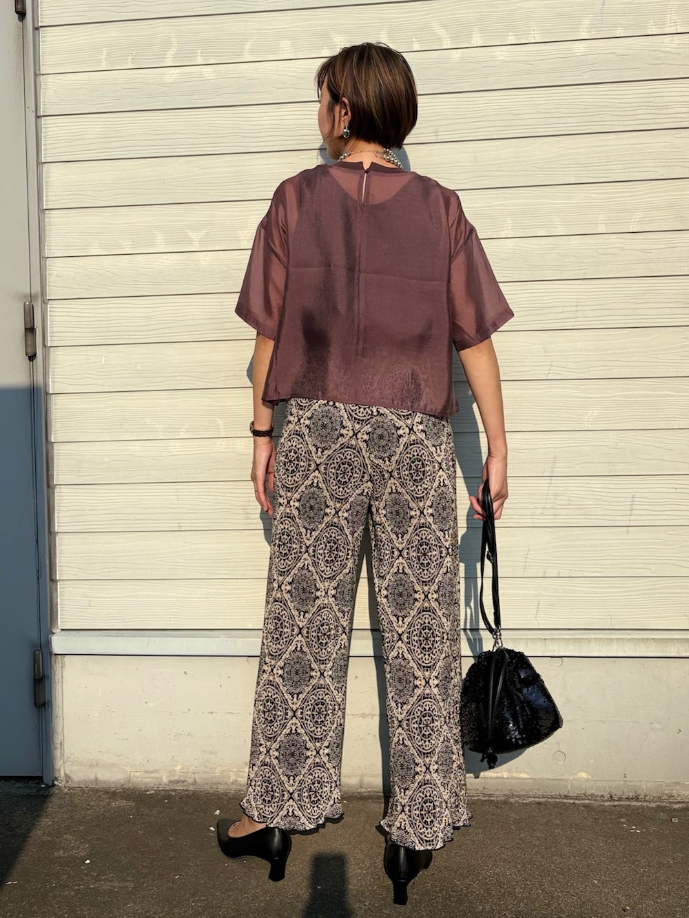 ブラウン系のシャツ/ブラウス、ブラック系のその他パンツを着用したレディースの夏コーディネートの3枚目の写真