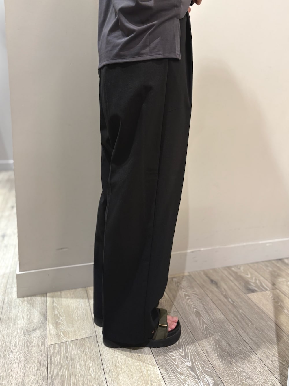 ブラック系のその他パンツ、ブラック系のテーラードジャケット、ベージュ系のキャミソールを着用したレディースの夏コーディネートの5枚目の写真