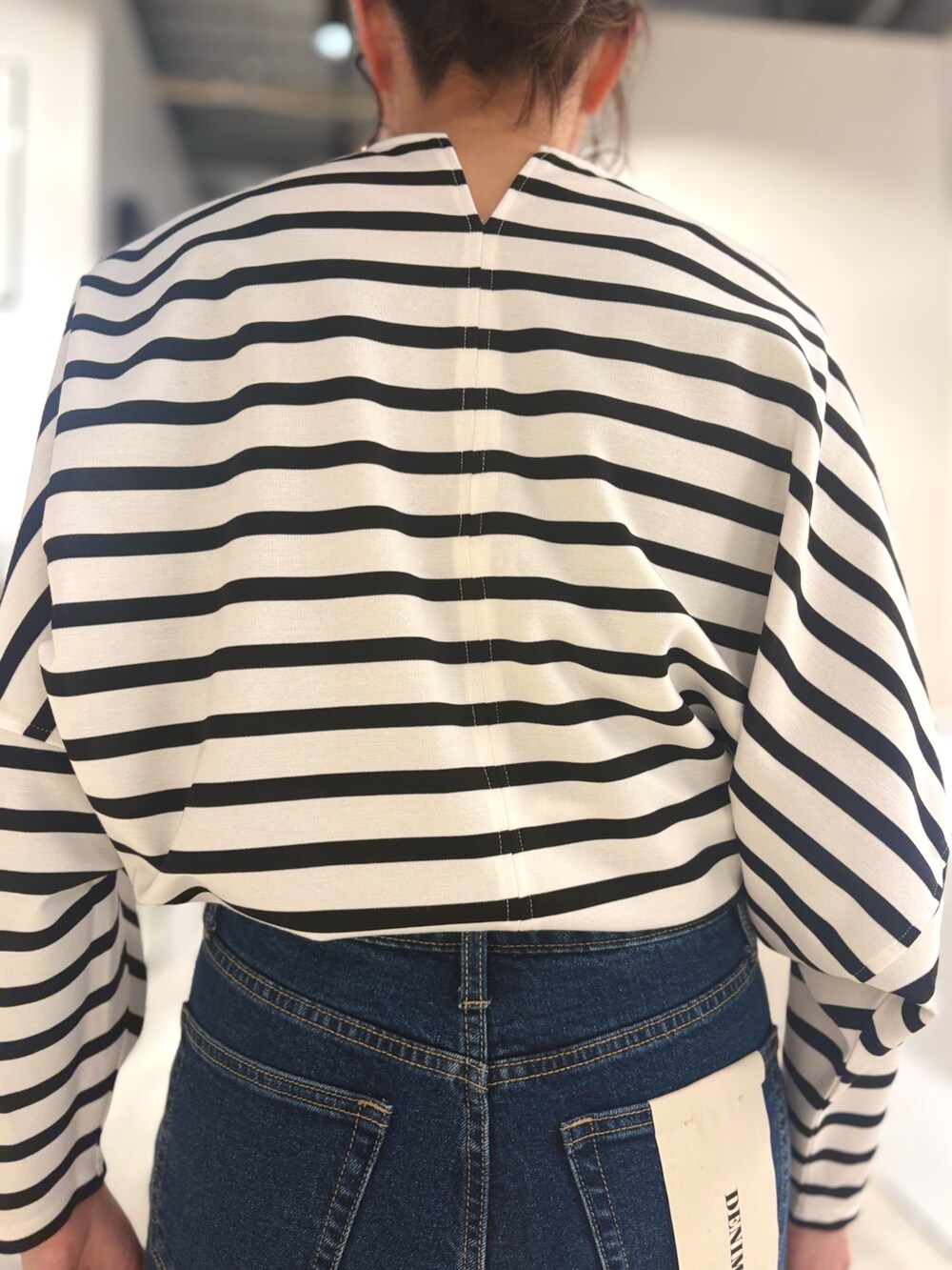 ブルー系のデニムパンツ、ホワイト系のTシャツ/カットソー、ベージュ系のシャツ/ブラウスを着用したレディースの冬コーディネートの5枚目の写真