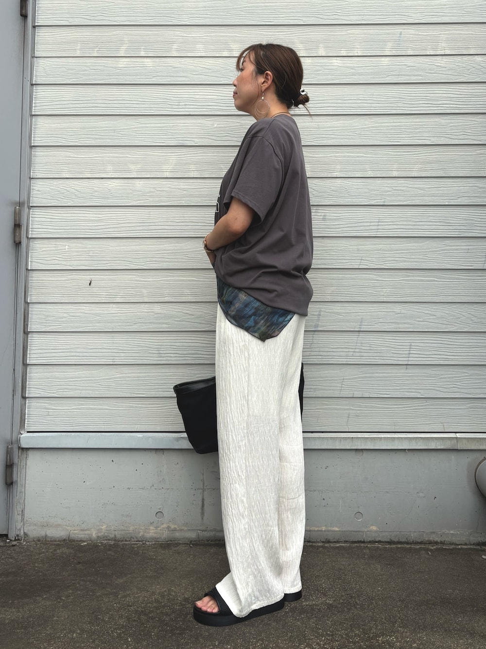 グレー系のTシャツ/カットソー、ホワイト系のその他パンツ、ブラック系のトートバッグを着用したレディースの夏コーディネートの4枚目の写真
