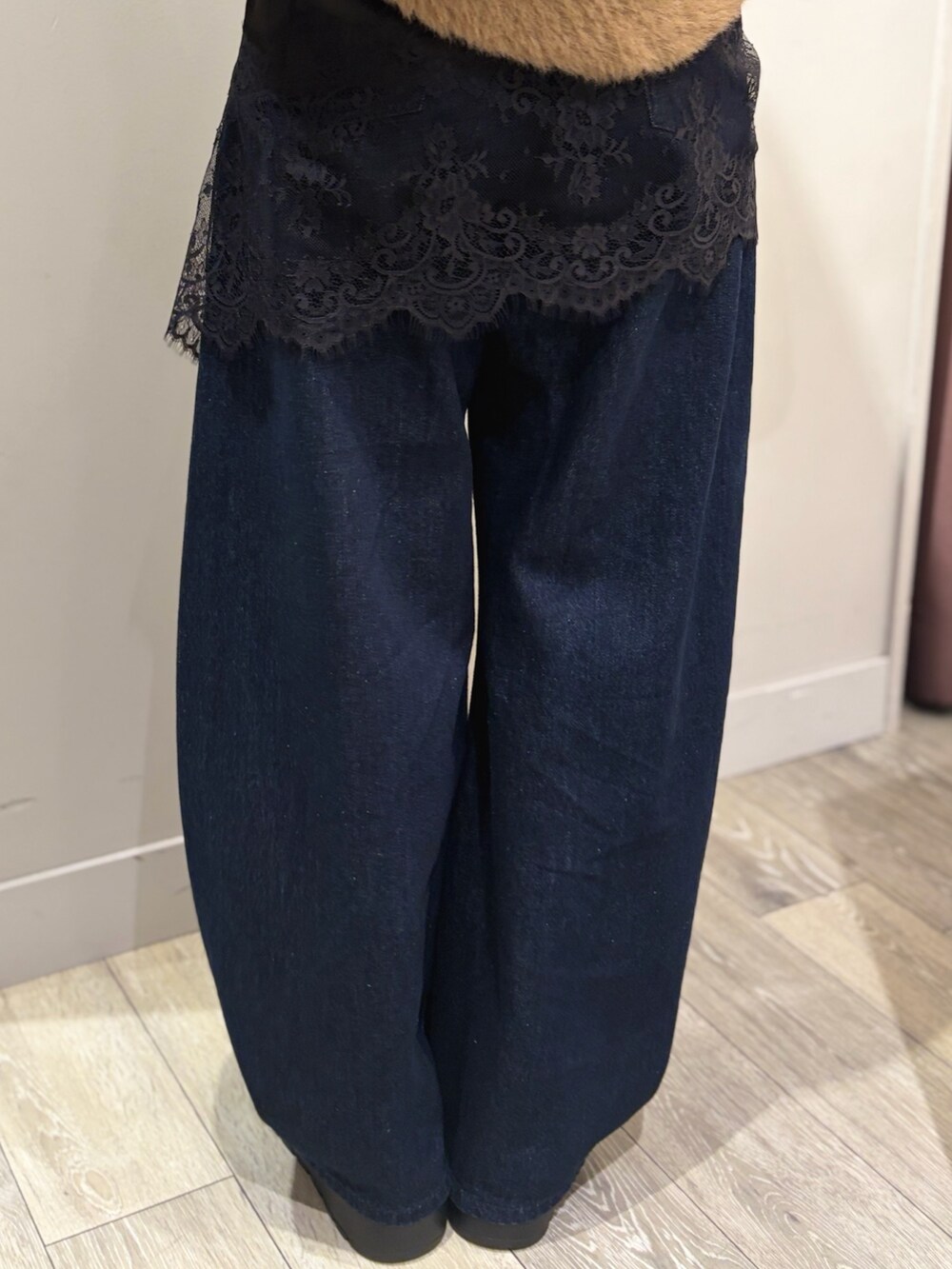ブラウン系のブルゾン、ブラック系のキャミソール、グレー系のデニムパンツを着用したレディースの秋コーディネートの7枚目の写真