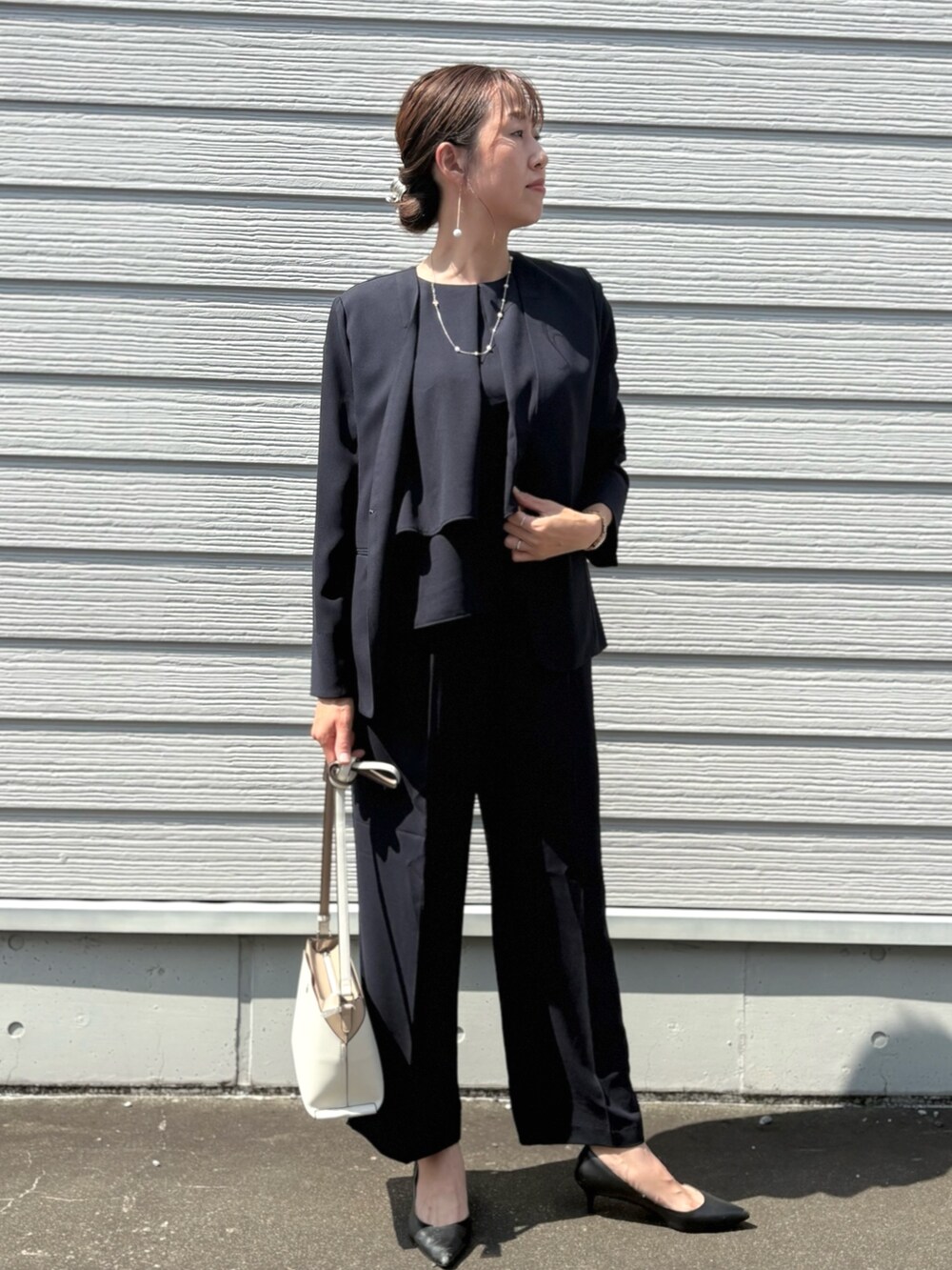 ブルー系のシャツ/ブラウス、ブルー系のノーカラージャケット、ブルー系のその他パンツを着用したレディースの夏コーディネートの5枚目の写真
