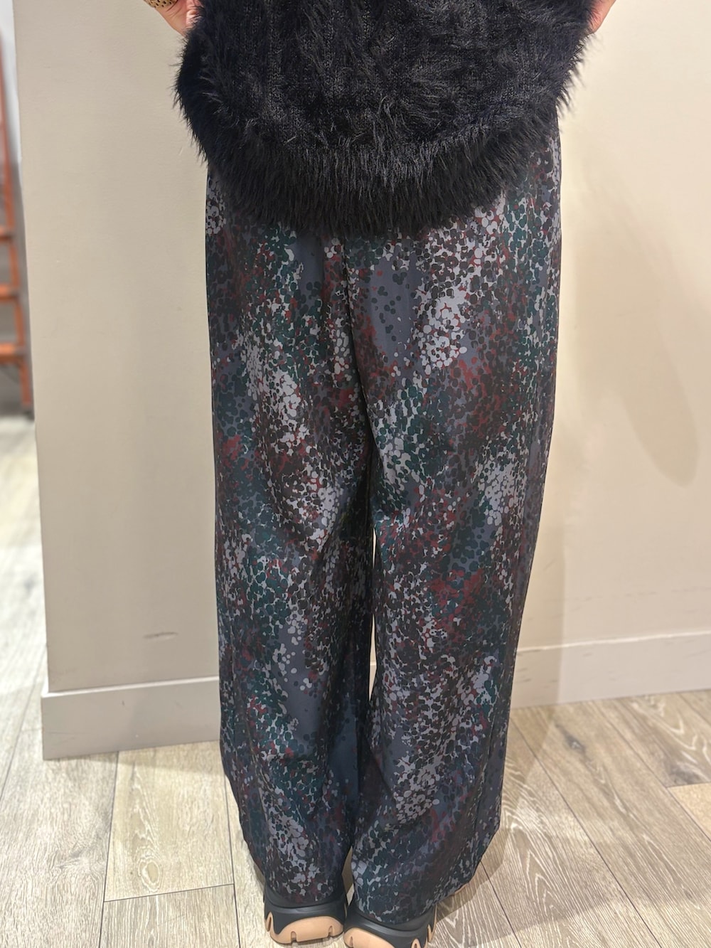 ブラック系のニット/セーター、その他のその他パンツ、グレー系のキャミソールを着用したレディースの秋コーディネートの7枚目の写真