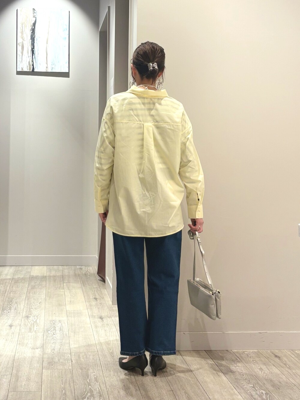ブルー系のデニムパンツ、ホワイト系のTシャツ/カットソー、ベージュ系のシャツ/ブラウスを着用したレディースの冬コーディネートの3枚目の写真