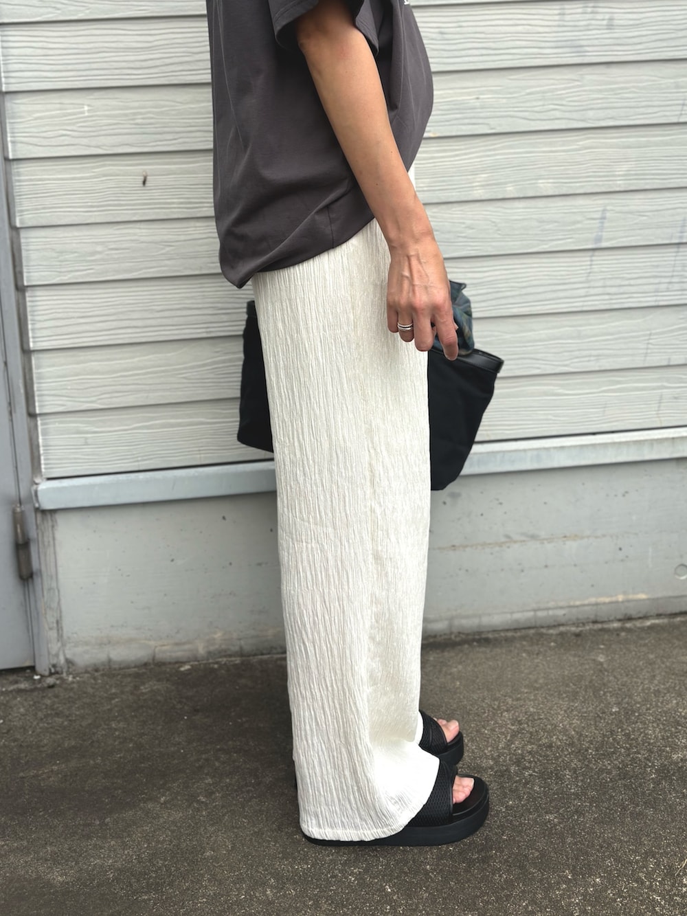 グレー系のTシャツ/カットソー、ホワイト系のその他パンツ、ブラック系のトートバッグを着用したレディースの夏コーディネートの8枚目の写真