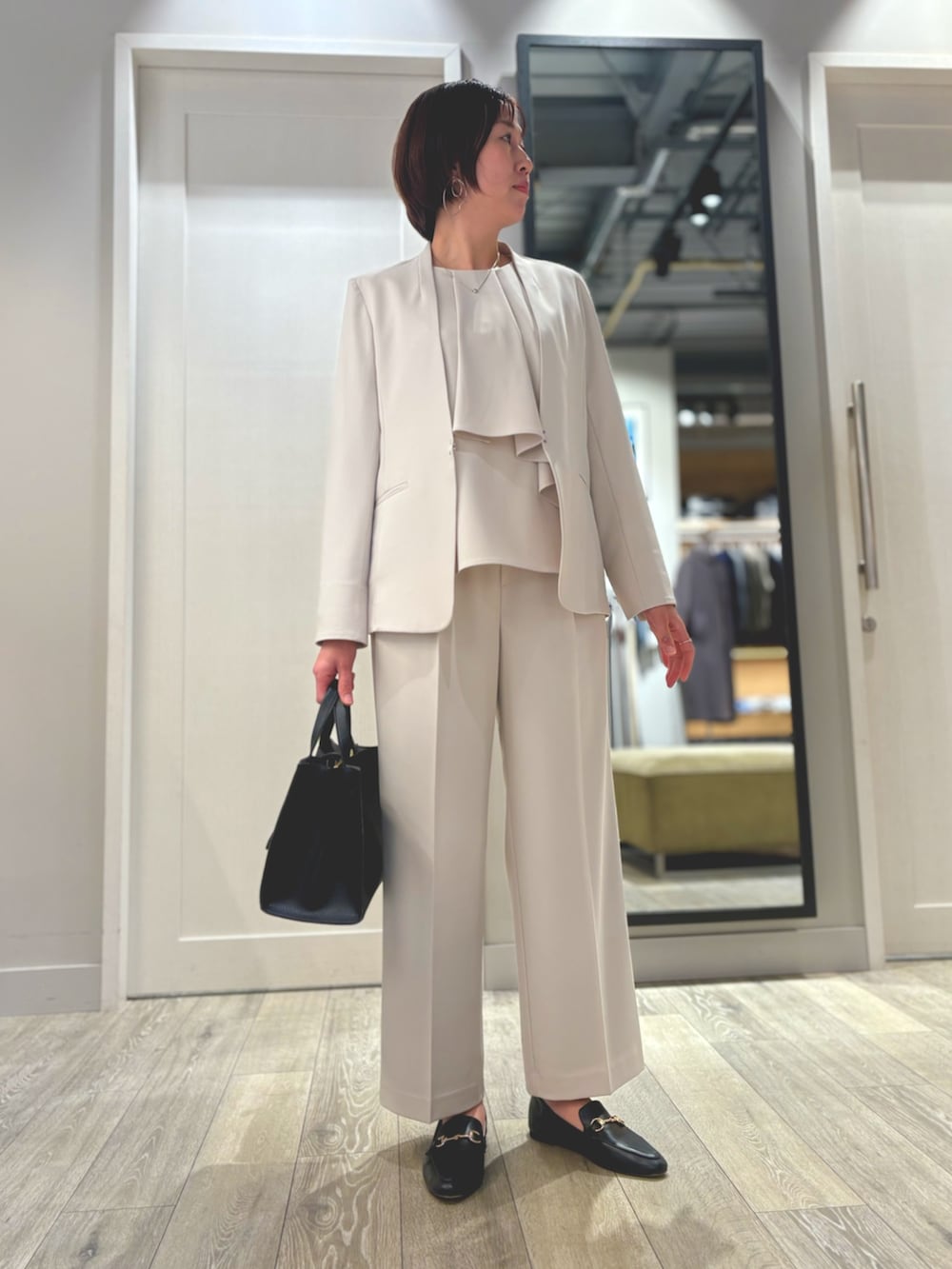 「大人ファッション、パンツスタイル、セレモニー、オフィスカジュアル、高身長女子、通勤スタイル、通勤、入学式、卒業式、おしゃれさんと繋がりたい、オケージョン」｜「abahouse mavieの【エニディカセット/2点セット】タックフレアーセットアップ/セミオケ（パンツドレス、ベージュ系）」を使った、yoshidaさん（レディース・166cm）の春コーディネートの2枚目の写真