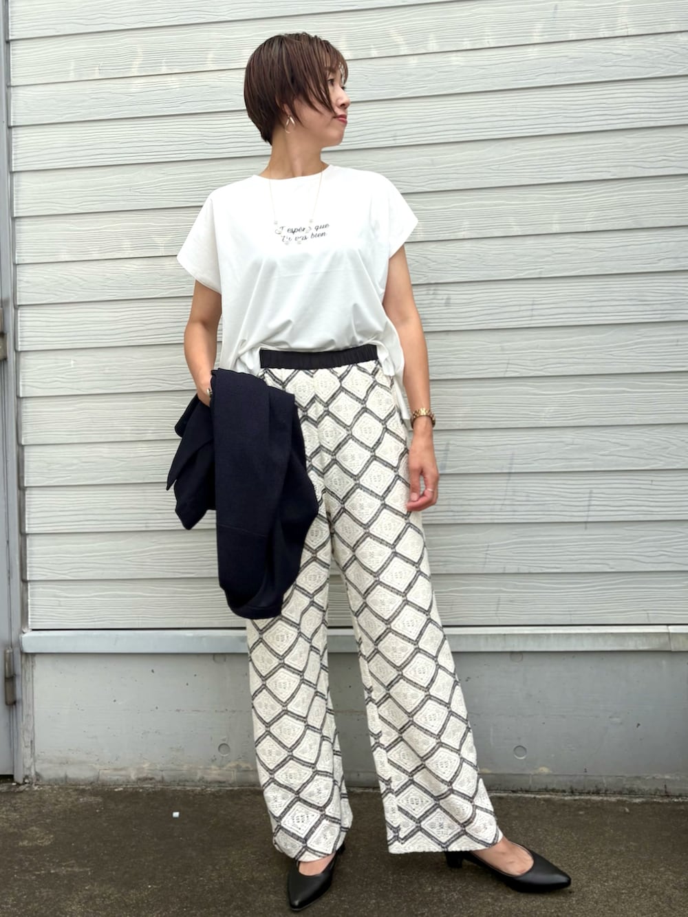 「ロゴT、白Tシャツ、夏服コーデ、オトナ女子、シンプルスタイル、ジャケット、オーバーサイズ、レースパンツ、レース、おしゃれさんと繋がりたい、オトナカジュアル、サマージャケット、サマーツィード、刺繍、刺繍Tシャツ」｜「abahouse mavieの【セットアップ対応】レースイージーストレートパンツ（その他パンツ、ホワイト系）」を使った、yoshidaさん（レディース・166cm）の夏コーディネートの4枚目の写真