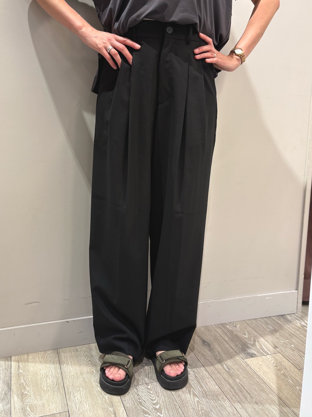ブラック系のその他パンツ、ブラック系のテーラードジャケット、ベージュ系のキャミソールを着用したレディースの夏コーディネートの4枚目の写真