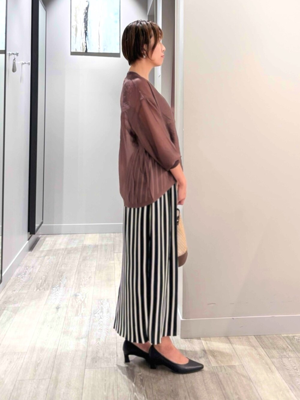 その他のスカート、ブラウン系のカーディガン/ボレロ、ブラック系のタンクトップを着用したレディースの夏コーディネートの2枚目の写真