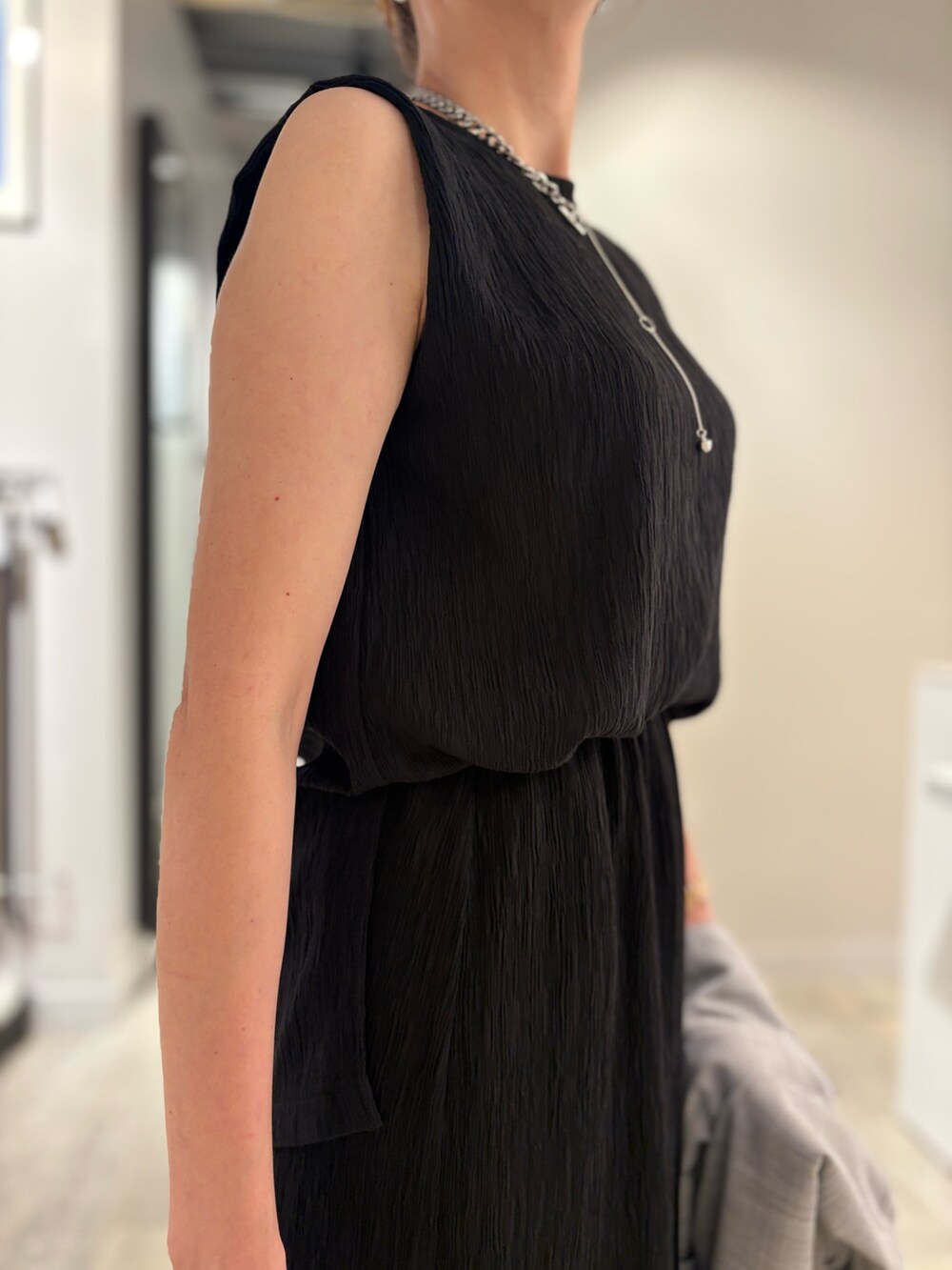 ブラック系のシャツ/ブラウス、ブラック系のスカート、グレー系のテーラードジャケットを着用したレディースの夏コーディネートの4枚目の写真