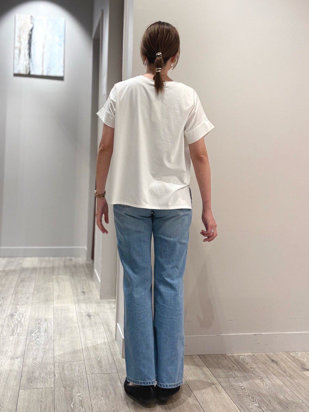 ブルー系のデニムパンツ、グレー系のシャツ/ブラウス、ホワイト系のTシャツ/カットソーを着用したレディースの夏コーディネートの6枚目の写真