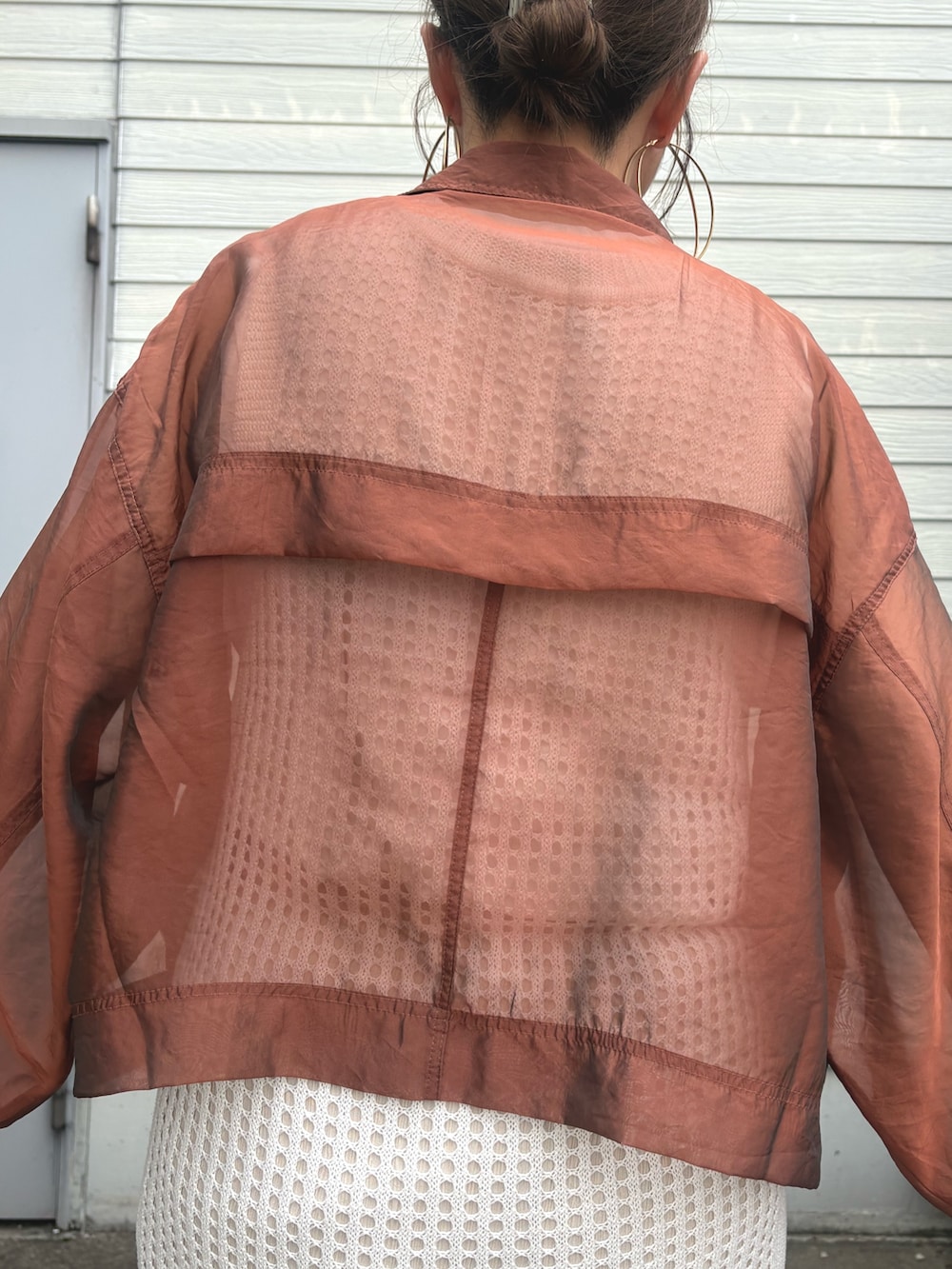 ブラウン系のブルゾン、ホワイト系のTシャツ/カットソー、ホワイト系のワンピースを着用したレディースの夏コーディネートの5枚目の写真